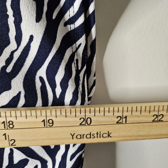 MELLODAY Navy White Zebra Print Blouse Size Small V-Neck Shell Layering Piece - Picture 5 of 7